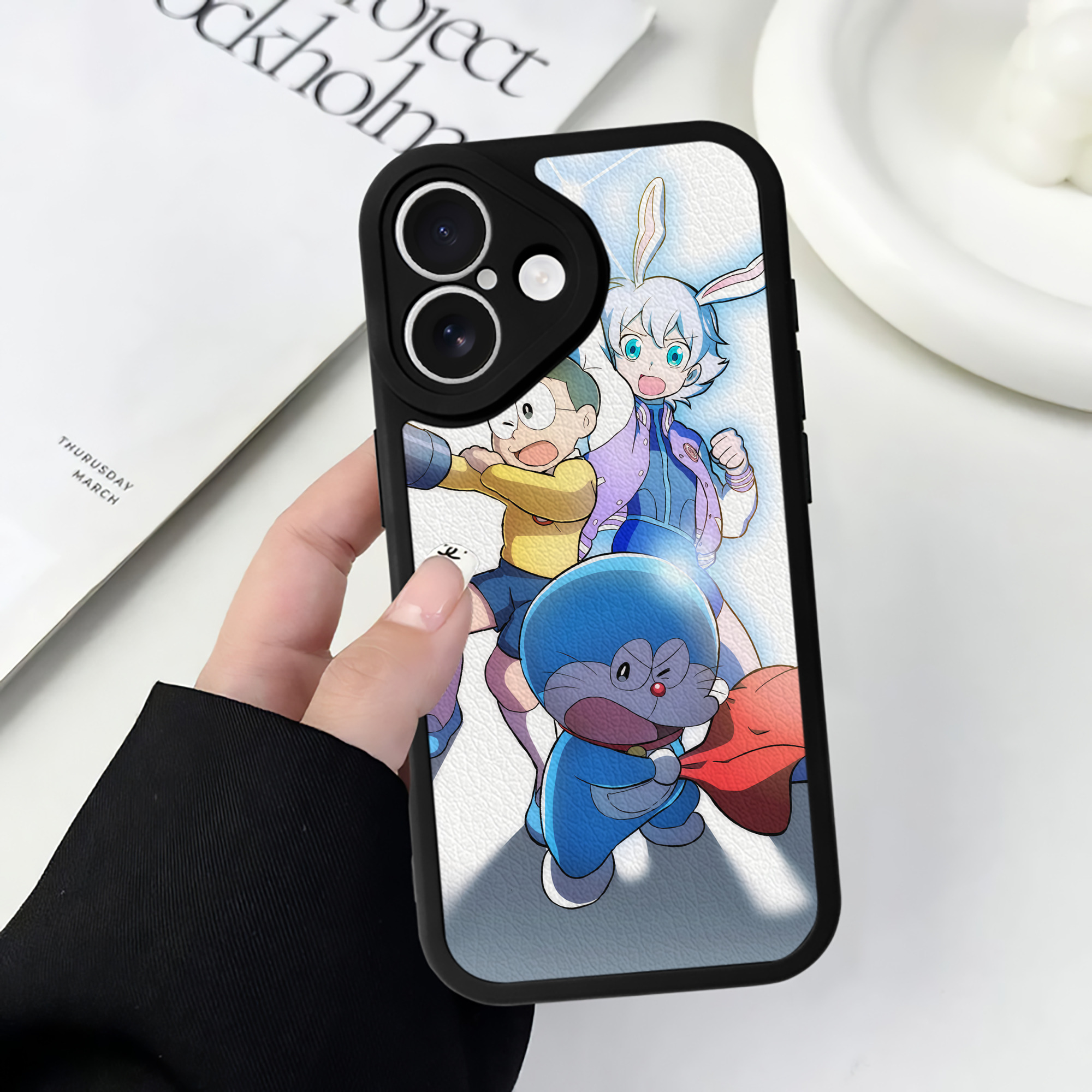 （画像用） ドラえもん Doraemon 【iPhone 16シリーズ対応】シリコンスマホケース（レザー調） 材質：シリコン